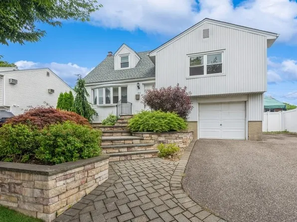 44 Garnet Lane, Plainview, NY 11803