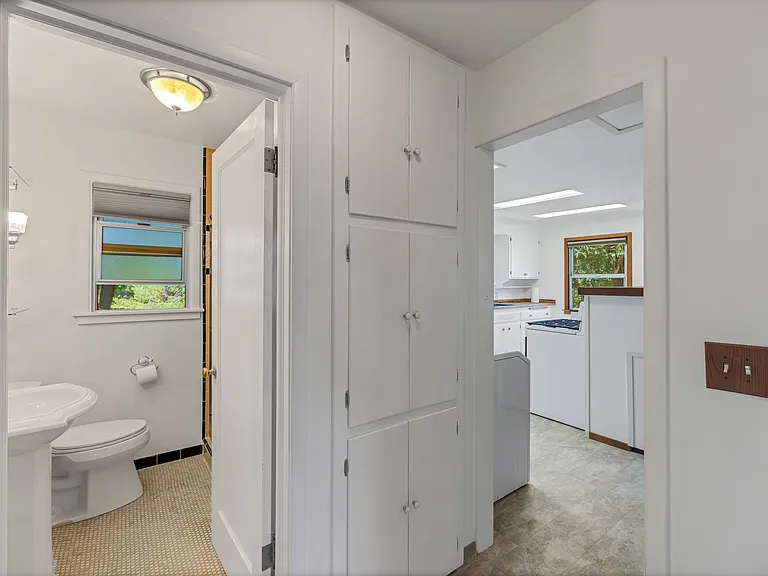 Hallway to all rooms