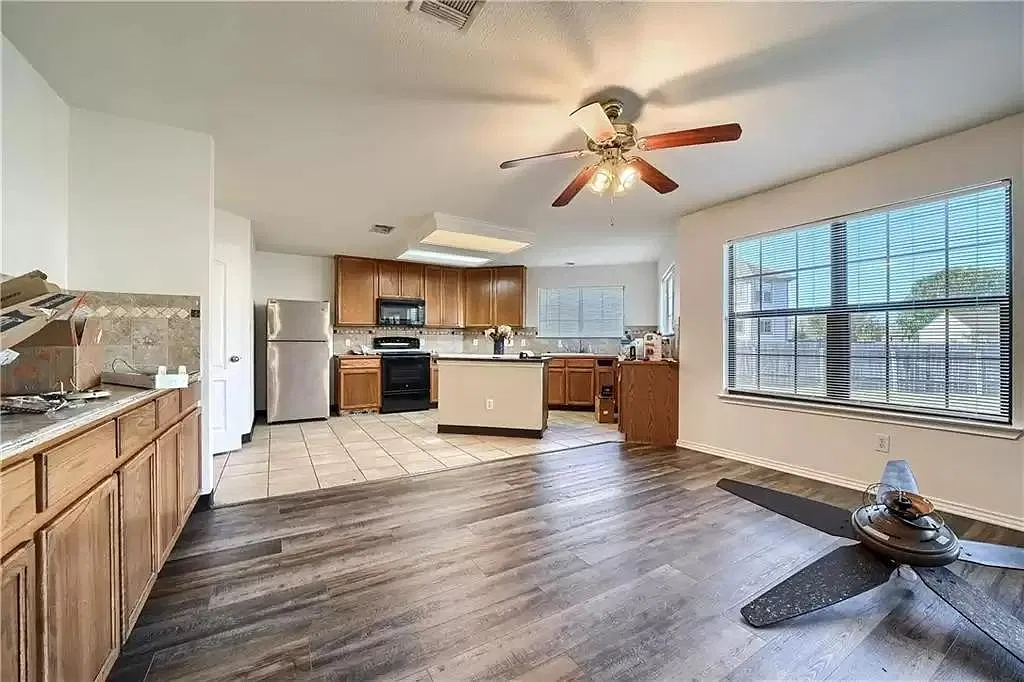 5 bed, 3743 sqft, $3,200 — Photo 2