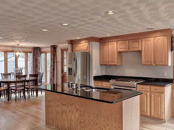 4th image of 49 Great Woods Rd