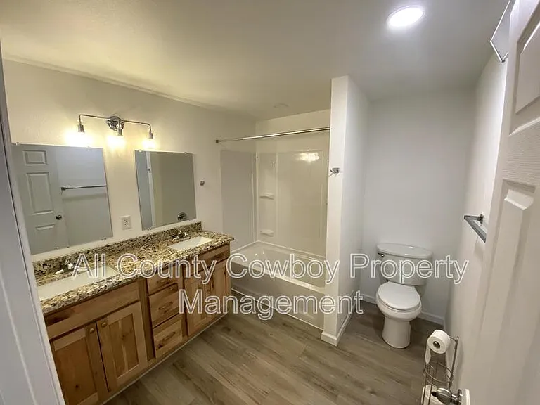 1710 1/2 Walsh Ct — Photo 3