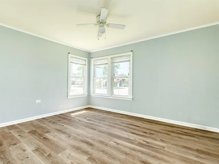 302 W 8th St #A — Photo 13