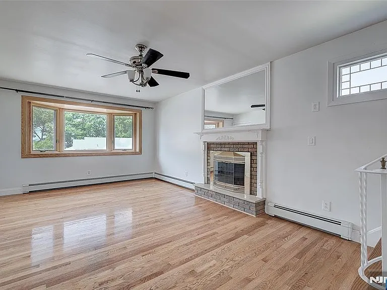 33 Fournier Cres — Photo 3