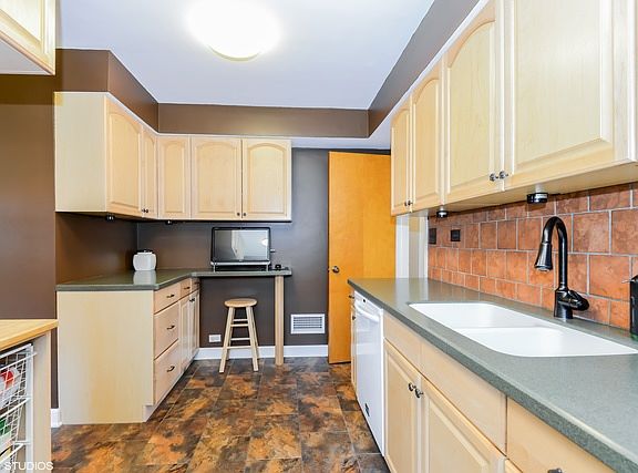 5th image of 7634 Lowell Ave