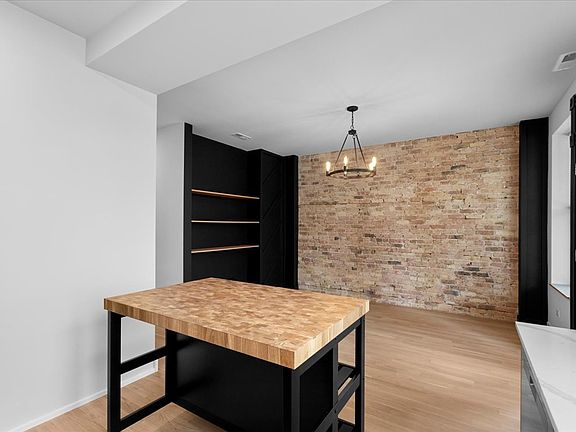 3rd image of 927 N Mozart St #2