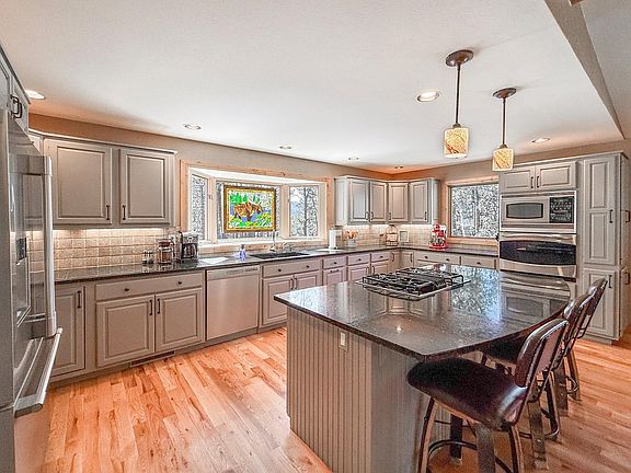 5th image of 850 East Ln