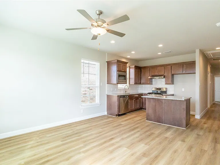 1016 Tillman Ln E — Photo 4