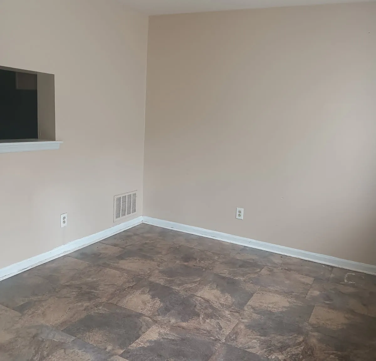 2 bed, 1.5 bath, 945 sqft, $800 — Photo 2