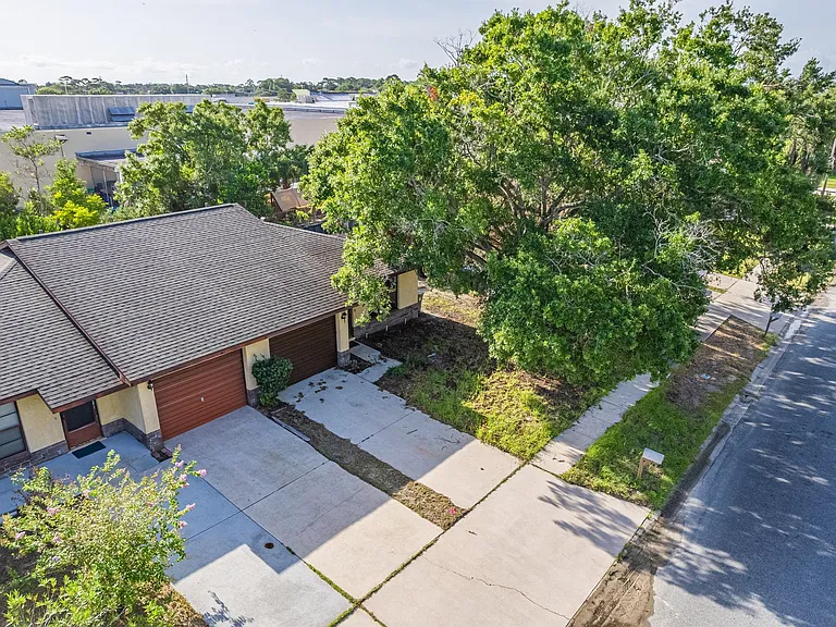 145 E Towne Pl — Photo 22