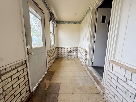 5th image of 900 Deerfield Ln