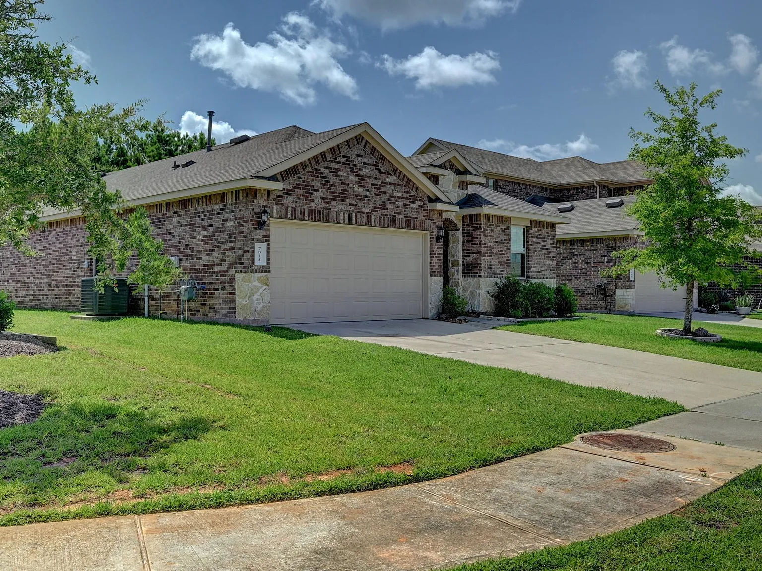 4 bed, 2.0 bath, 1885 sqft, $2,350 — Photo 2
