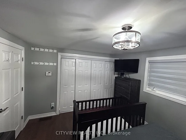 7025 Hickling Cres — Photo 10