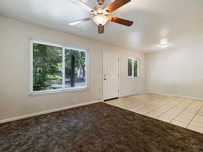 435 Maple St — Photo 9