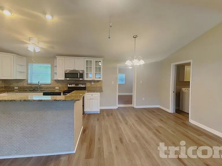 1819 Brentwood Dr — Photo 3