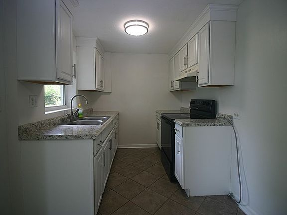 4th image of 404 Woodside Dr