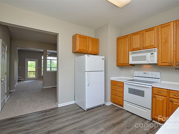 5th image of 105 Woodsong Ln