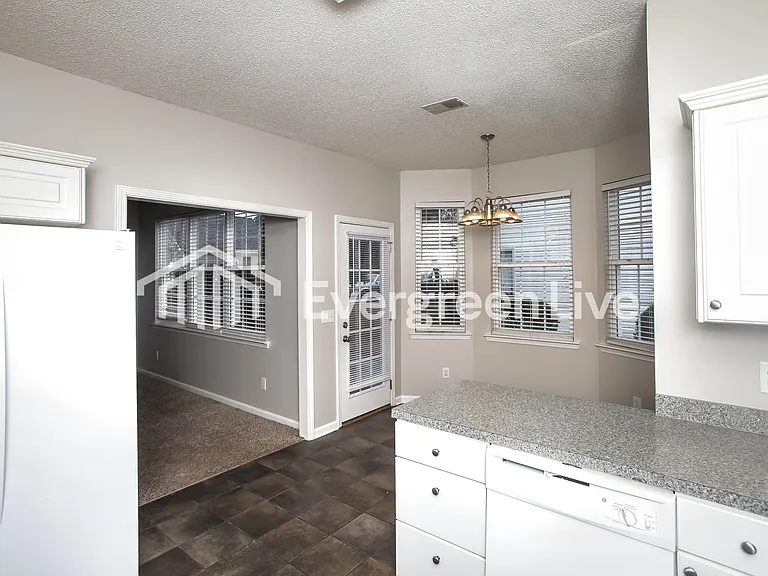 306 Castleburg Ln — Photo 6
