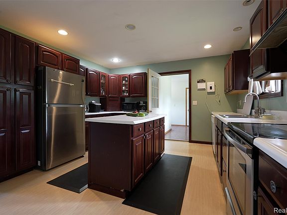 4th image of 2392 Davis Rd