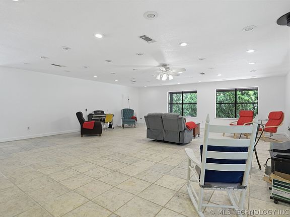 4th image of 2702 Redbud Ln