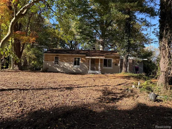 9736 Log Cabin Trl, White Lake, MI 48386