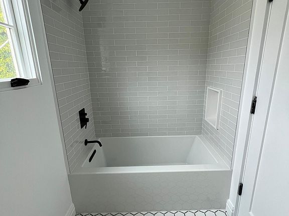 2nd image of 234 1/2 Spalding Dr