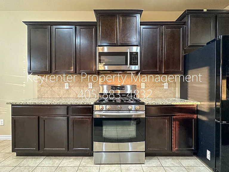 2409 Rosa Cir — Photo 18