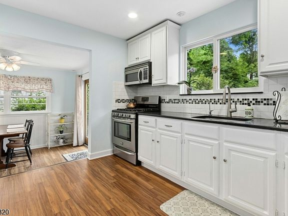 5th image of 39 Woodlawn Dr
