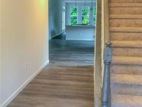 2nd image of 1055 Laurel Ln