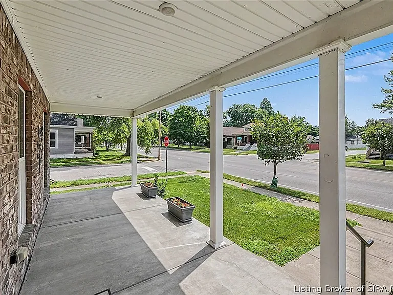 2225 E Spring St — Photo 3