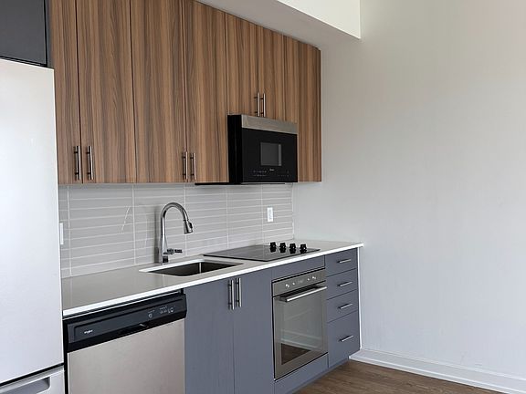 4th image of 415 Main St W #704