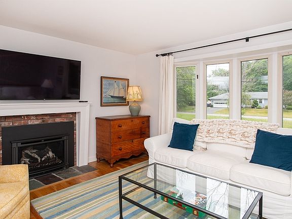 5th image of 12 Brook Dr
