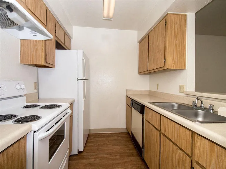 University Square Apartments — Photo 14