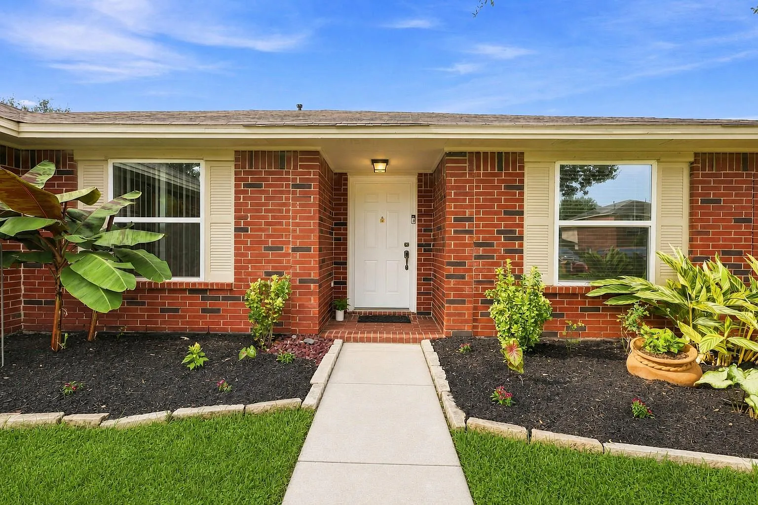 4 bed, 2.0 bath, 2030 sqft, $2,000 — Photo 4