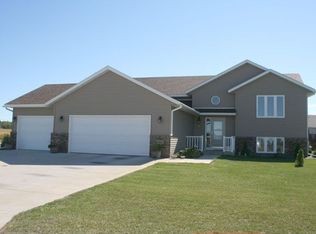 2202 Willow Ln, North Mankato, MN 56003