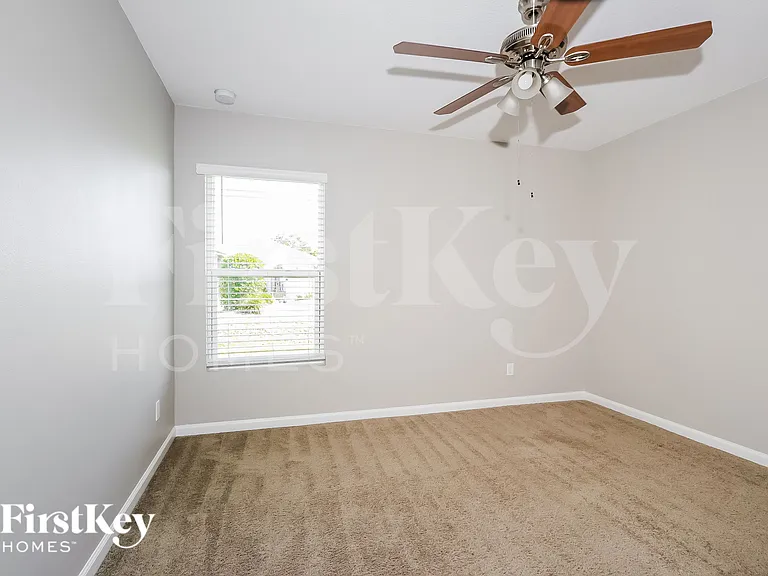 511 SW Nadell Ave — Photo 15