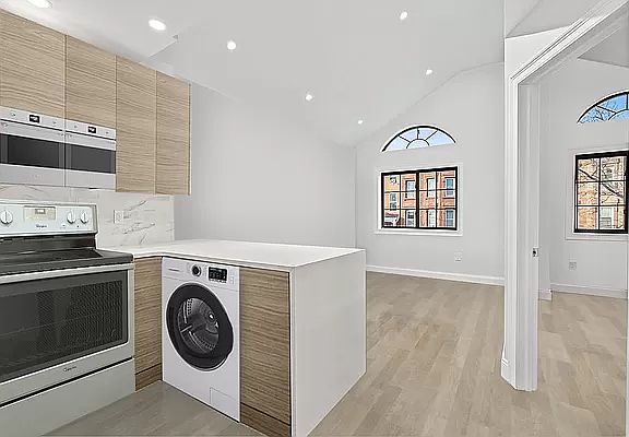3rd image of 172 Monroe St #Bld1