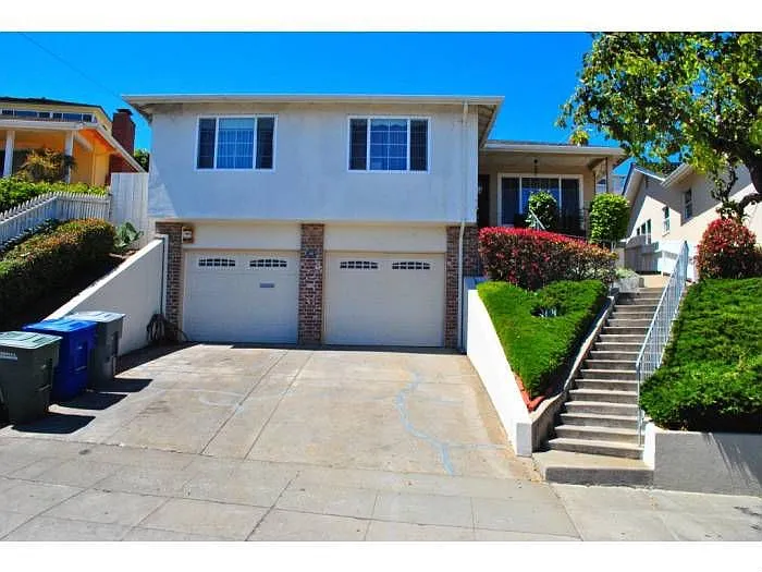 657 Pine Ter photo 1