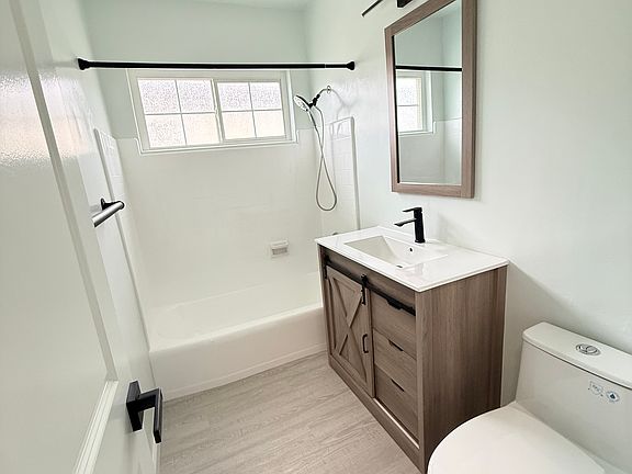 4th image of 3918-24 Monroe Ave #3922