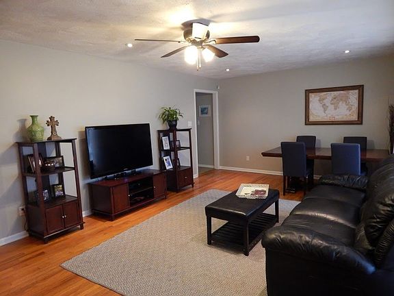 3rd image of 805 Sunset Ln