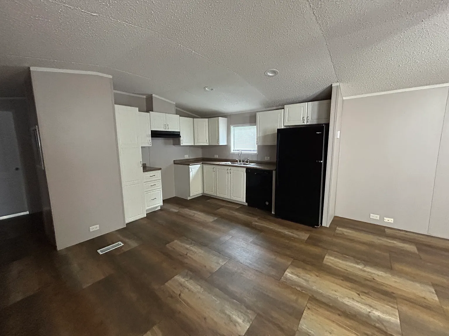 3 bed, 1024 sqft, $750 — Photo 3