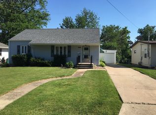 1014 Academy St, Dixon, IL 61021