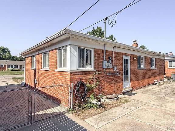 4th image of 24433 Champaign St