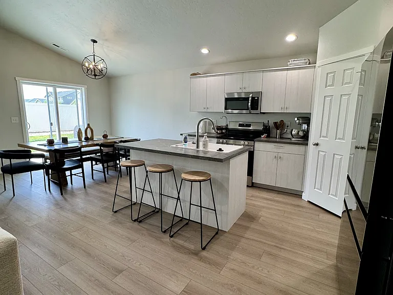 2089 N Thunderbolt St — Photo 3