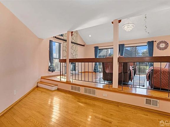 4th image of 190 Linda Ln