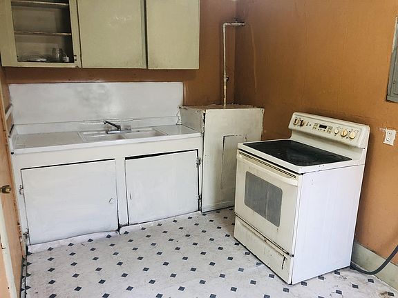 3rd image of 2551 Calvin St