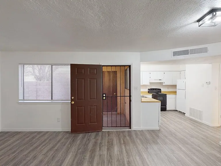 2 bed, 1.0 bath, 800 sqft, $1,135 — Photo 6