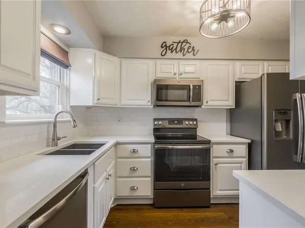8546 W 85th St, Overland Park, KS 66212