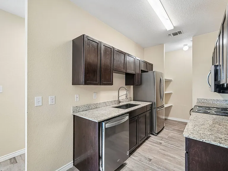 La Marquesa Apartments — Photo 24