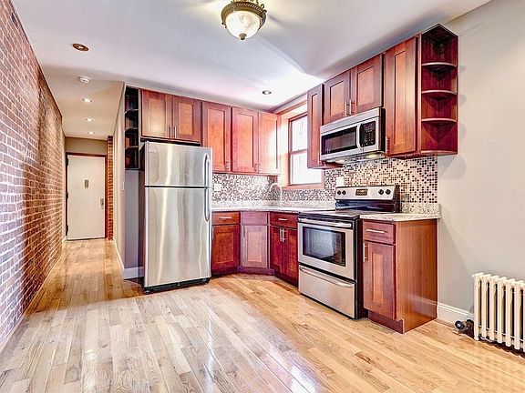 3rd image of 72 Pinehurst Ave APT 4