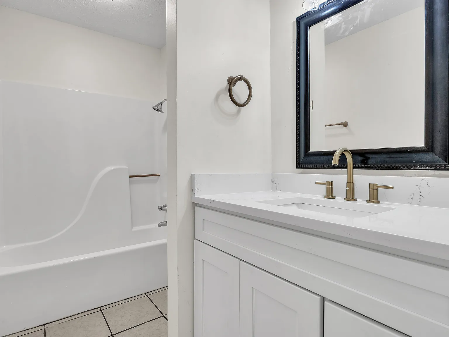 2 bed, 1.5 bath, 1013 sqft, $1,300 — Photo 2